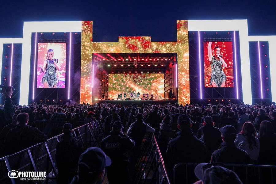 Բեմից ելույթ էին ունենում արտիստներ, որոնց որևէ այլ համերգի համար էլ կարող էր այդքան մարդ հավաքվել հրապարակում, ով էլ դա կազմակերպեր՝ իշխանությունը, ընդդիմությունը, թե որևէ պրոդյուսերական կենտրոն. «Փաստ»