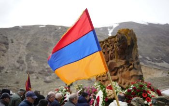 Գլխատված մարդկանց ժառանգները՝ Ջարդի ձորում․ Շիրակի բարձրաստիճան պաշտոնյաները ևս ծաղիկներ խոնարհեցին