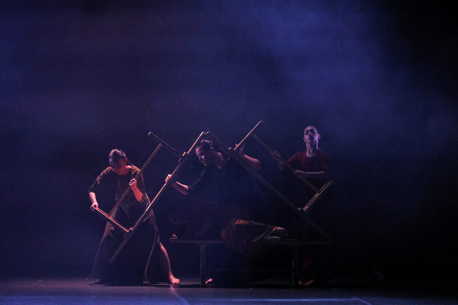 «Հինգ անչափ երիտասարդ կատարողներ, հագնված իրենց երկրի գորգերի մեջ օգտագործված գույներով, հիացրին մեզ՝ տրիբունաներում նստածներիս». միջազգային մամուլի արձագանք