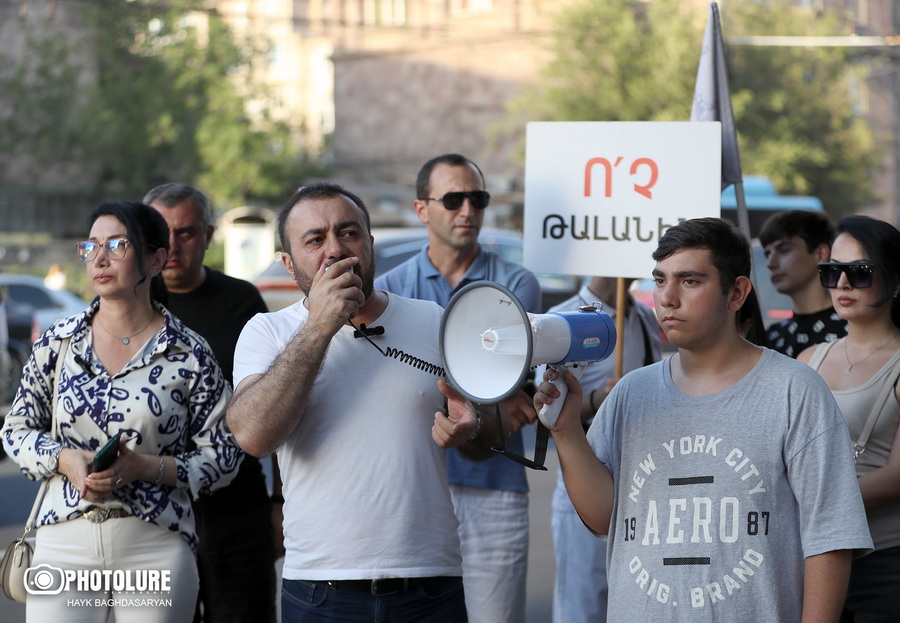 «Եթե նախկինում գազելներում պպզած էի խալխի մարդուն գրկած գնում տուն, հիմա կանգնած եմ խալխի մարդուն գրկած գնում տուն». «ՉԻ»