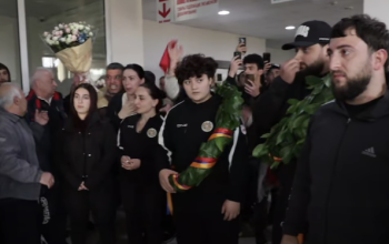 Ծափերով, դափնիներով ու երգ-երաժշտությամբ դիմավորել են Վրաստանի Բաթումի քաղաքում կայացած ծանրամարտի 2026թ. Եվրոպայի առաջնության մրցումներից վերադարձած հայ ծանրորդներին