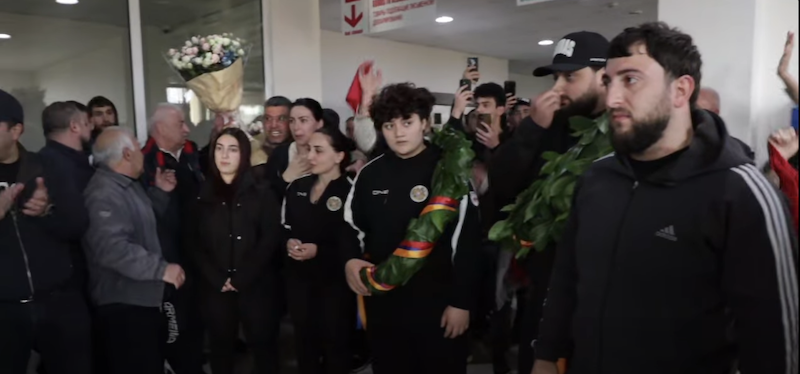 Ծափերով, դափնիներով ու երգ-երաժշտությամբ դիմավորել են Վրաստանի Բաթումի քաղաքում կայացած ծանրամարտի 2026թ. Եվրոպայի առաջնության մրցումներից վերադարձած հայ ծանրորդներին