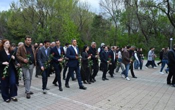 Այսօր կարեւոր է ազնվորեն պատասխանել մի քանի հարցի. Արման Թաթոյանը «Միասնության թեւերի» թիմի հետ այցելել է Ծիծեռնակաբերդի հուշահամալիր