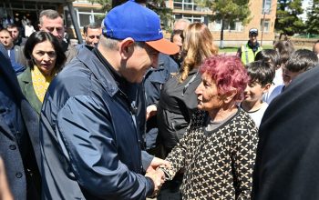 «Դուխով ազիզ, դուխով»․ տարեց կինը Արթիկում մոտեցավ Փաշինյանին