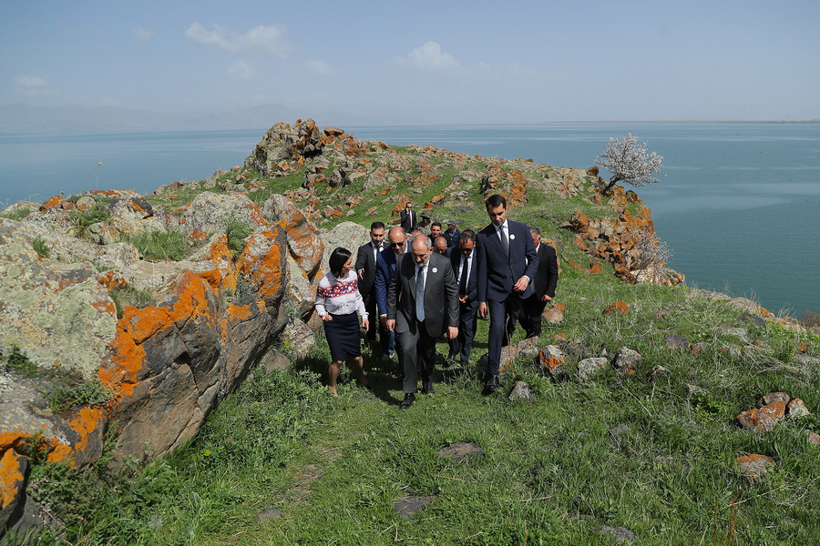 «Հիմա մեր գյուղերը ցեխի մեջ են, դրա համար էլ մարդիկ արտագաղթում են»․ Նիկոլ Փաշինյան