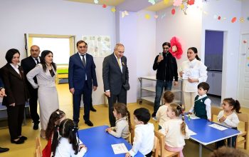 «Ուզում եմ շնորհակալություն հայտնել մեր բոլոր գործընկերներին՝ փոխվարչապետի գլխավորությամբ, ովքեր իրականացնում են «300 դպրոց, 500 մանկապարտեզ» նախագիծը, որը Հայաստանի համար հեղափոխական նշանակություն ունեցող նախագիծ է». Փաշինյան