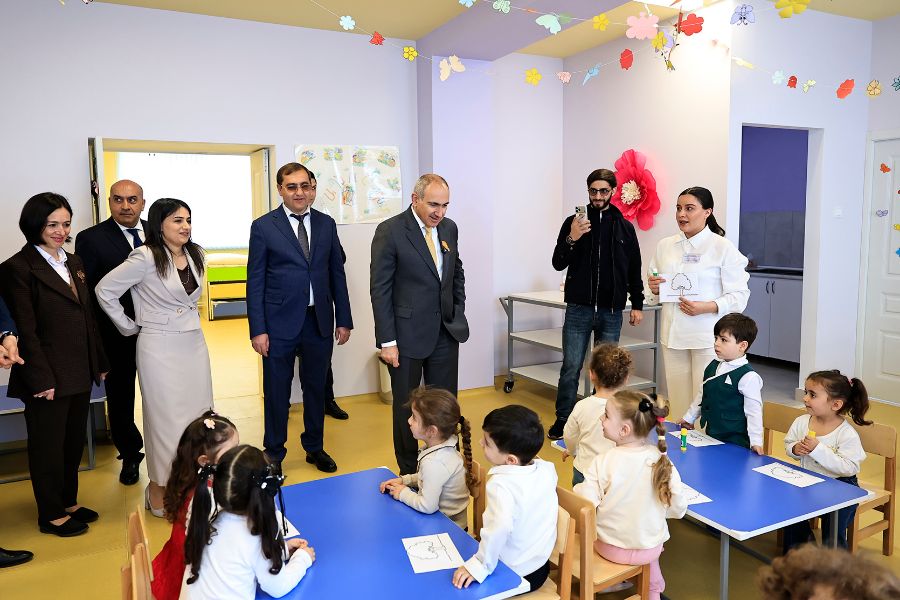 «Ուզում եմ շնորհակալություն հայտնել մեր բոլոր գործընկերներին՝ փոխվարչապետի գլխավորությամբ, ովքեր իրականացնում են «300 դպրոց, 500 մանկապարտեզ» նախագիծը, որը Հայաստանի համար հեղափոխական նշանակություն ունեցող նախագիծ է». Փաշինյան