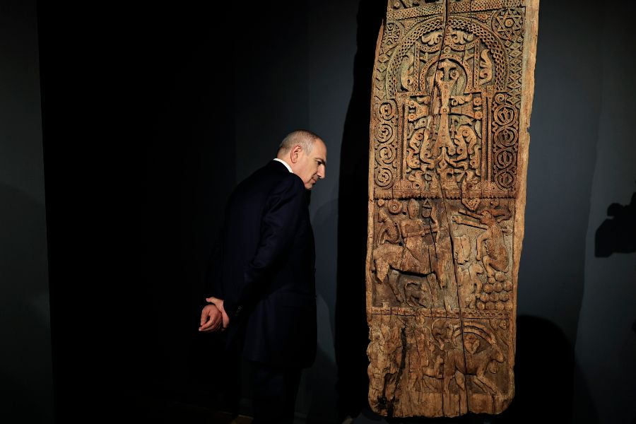 Փաշինյանը ներկա է գտնվել  միջնադարյան գլուխգործոցի՝ հայկական եկեղեցու փայտյա դռան փեղկի ցուցադրությանը