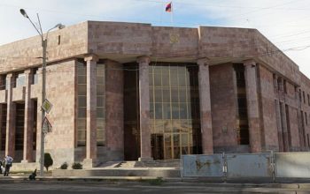 Սկանդալ՝ Շիրակի դատարանում․ մեղադրյալը շիշ է նետել, սեռական բնույթի հայհոյանքներ հնչեցրել