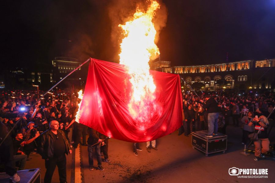 «Ապրիլի 24-ին ընդառաջ որևէ երկրի, առավել ևս հարևան երկրի դրոշ այրելն անիմաստ, ամոթալի և խիստ դատապարտելի գործողություն է, որը ստվեր է գցում Ապրիլի 24-ի խորհրդի վրա». Ալեն Սիմոնյան