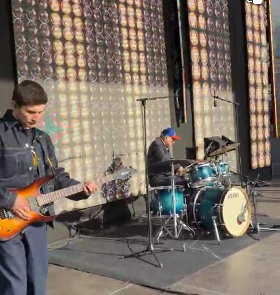 Հեղափոխական երգեր ու ժեստեր Գյումրիում․ Նիկոլ Փաշինյանի «Վարչաբենդը»՝ Վարդանանց հրապարակում