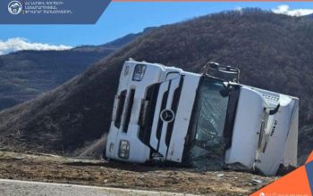 Բեռնատարը դուրս է եկել ճանապարհի երթևեկելի հատվածից և կողաշրջվել