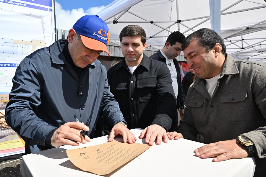 Նիկոլ Փաշինյանը ներկա է գտնվել Մալխաս և Ռոման Ամոյանների անվան նոր մարզադպրոցի հիմնարկեքի արարողությանը