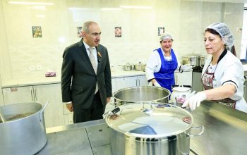 Վարչապետը 10 հոգու ուղեկցությամբ, առանց հատուկ հագուստի, գլխաբաց մտնում է խոհանոց, առանց ձեռնոցների ձեռք տալիս կաթսաներին ու նրան չեն ասում, որ էդպես չի կարելի. Հակոբ Կարապետյան