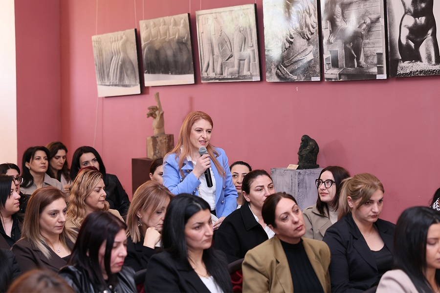 Ժաննա Անդրեասյանը հանդիպել է դպրոցահասակ երեխաների ծնողների հետ