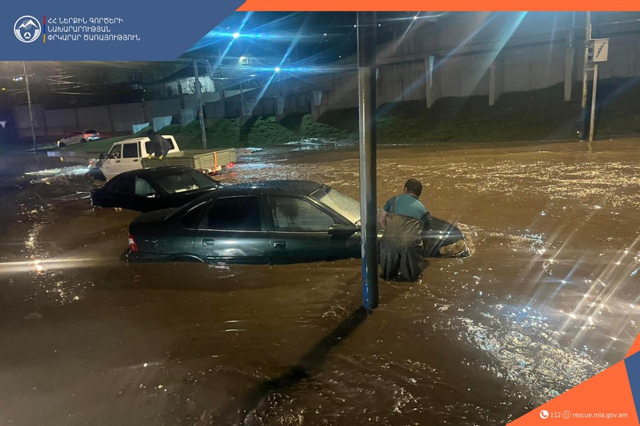 Ո՞վ է պատասխանատու անձրևից հետո Երևանում վենետիկյան տեսարանի համար կամ որտեղի՞ց ձեռք բերել գոնդոլներ. «Ժողովուրդ»