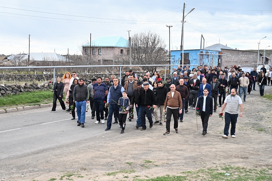 «Մենք մենակ կուզեինք, որ արդար իշխանություն լինի։ Մեր երեխեքը մեղք չունեն, որ էս օրում են։ Իմ ուզածն է՝ արդար իշխանություն եւ իմ երեխան ինչ-որ կորցրել է, վերականգնվի», Գավառում արցախցի կանայք՝ Արման Թաթոյանին