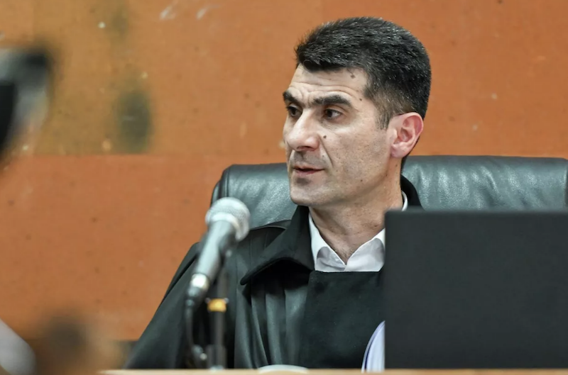 «Չկա մեկը, որ ինձ sms ուղարկի և ես դրա հիման վրա որոշումներ կայացնեմ». Արշակ Սրբազանի գործով ինքնաբացարկ հայտնած դատավոր