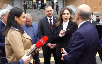 «Առանց դատական վերահսկողության, պետությունը մարդկանց գրպանները դատարկում է»․ Էդմոն Մարուքյանի և Սրբուհի Գալյանի բանավեճը ԴԱՀԿ շենքի մոտ