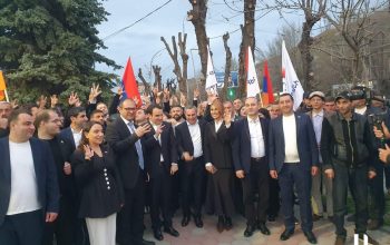 «Ազատությո՜ւն, ազատությո՜ւն»․ «Ուժեղ Հայաստանի» անդամները՝ պատշգամբից դուրս նայող Միքայել Սրբազանին