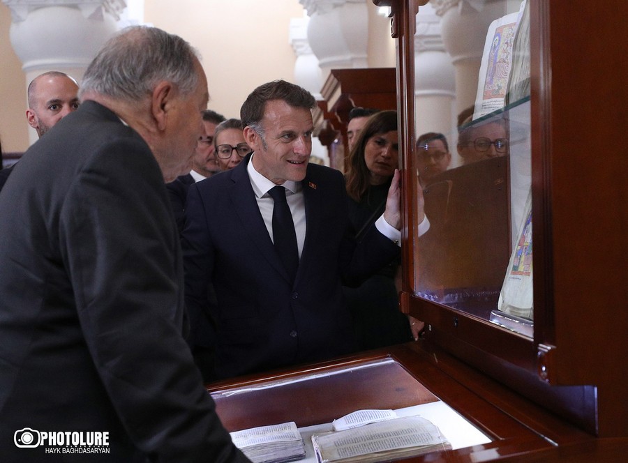Ֆրանսիայի նախագահն այցելել է Մատենադարան