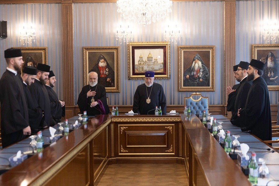 Գարեգին Երկրորդը երիտասարդ հոգևորականներին պատգամեց իրենց սպասավորության մեջ լինել նախանձախնդիր և հաստատակամ