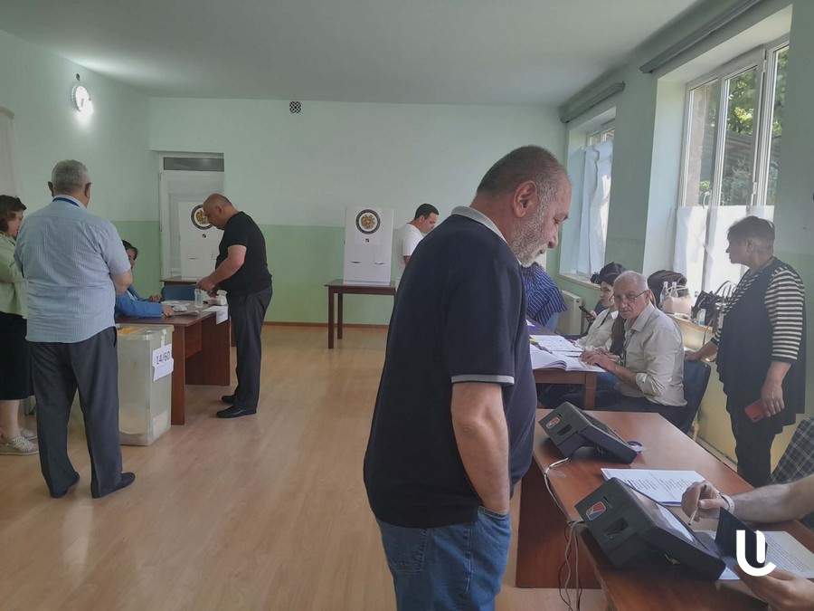 Փարաքարի 14/60 ընտրատեղամասում ընտրողը քվեախցիկից քվեախցիկ հ