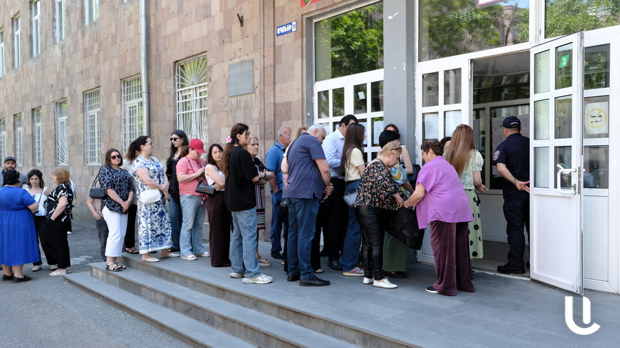 Այս տեղամասի դիմաց առավոտից հերթեր են, ակտիվ քվեարկություն է
