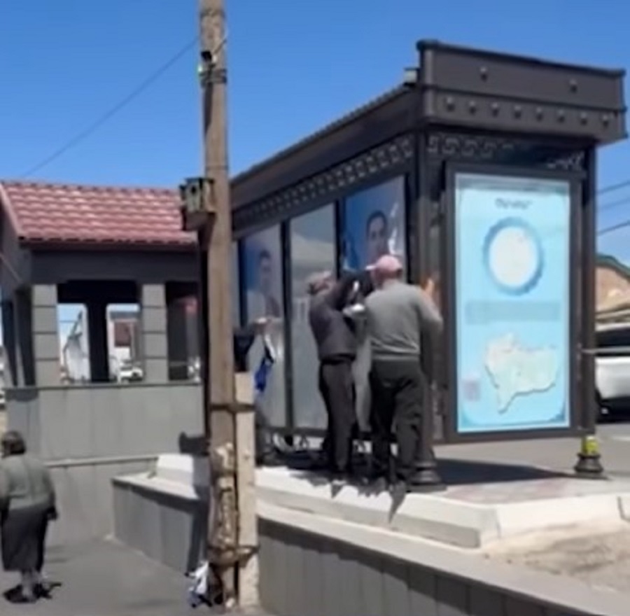 Ծակքար գյուղում «Միասնության թևերի» պաստառները հեռացվում են․