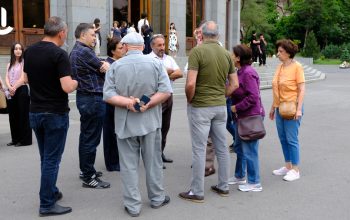 «Ատում ենք Նիկոլին վերարտադրողներին, այդ երեխեքի արյունը ձեր հոգու վրա է, հայելու մեջ նայի՝ կտեսնես». վիճաբանություն՝ Ազատության հրապարակում
