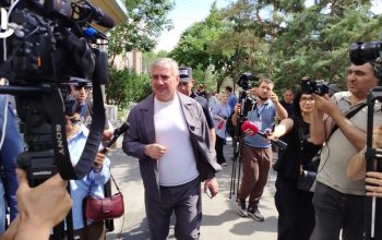 «Ինչո՞վ է պայմանավորված, որ Սամվել Կարապետյանը նման «հատուկ վերաբերմունքի» է արժանանում». Արամ Վարդևանյանը՝ Սամվել Կարապետյանին ոստիկանության ճաղապատ մեքենայով դատարան ուղեկցելու մասին