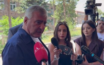 Սամվել Կարապետյանն ու Դավիթ Տոնոյանը ողջագուրվեցին, ջերմ զրուցեցին