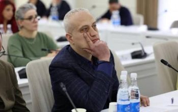 «Հարյուր հոգով բորենիների նման հարձակվում են։ Սադրեցին, իրենք հարձակվեցին։ Սա է իրենց տեսակը՝ 200 հոգով հարձակվեն մեկի վրա». Սարգիս Տեր-Եսայանը՝ ավագանու նիստում սկսված ծեծկռտուքի մասին