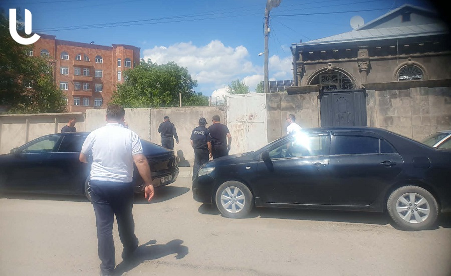 Գյումրիում ոստիկանները հանգիստ չեն տալիս «Ուժեղ Հայաստանի» ա