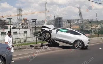 «Դալմա գարդեն մոլ»-ի մոտ ավտովթարի հետևանքով մեքենաներից մեկը բախվել է էլեկտրասյանը․ կա վիրավոր․ Shamshyan.com
