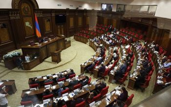 «Հայփոստը, որը վնասով է աշխատում, տնօրենը ամսական 10 հազար դոլար աշխատավարձ է ստանում, շարքային աշխատողները 45 անգամ պակաս աշխատավարձ են ստանում»․ Խամոյանը՝ Կոնջորյանի կնոջ մասին