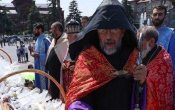 Մեկ տարվա դադարից հետո հավատացյալներն այսօր կրկին լսեցին Միքայել Սրբազանին․ նրա հանդիսապետությամբ տեղի ունեցավ Սուրբ Աստվածածնի վերափոխման տոնի նախատոնակը