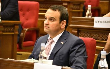 «Ժողովուրդ, մեզ քաշելու են, մեզ երաշխիք է պետք, հետո չասեն՝ նավը չի գալիս, ինքնաթիռը չի գալիս, մենք չենք վստահելու Ադրբեջանի նախագահին»