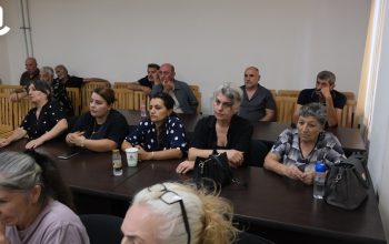 «Հեսա շիշը շպրտելու եմ քյալիդ, ջարդեմ… Նիկոլից դավաճան ես դու». «Քիմիկների» զորամասի գործով միջադեպ՝ դատարանում