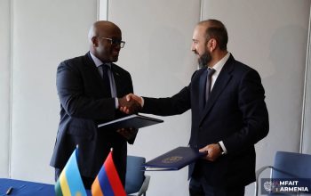Արարատ Միրզոյանը և Օլիվիե Նդուհունգիրեն ստորագրել են Հայաստանի և Ռուանդայի միջև դիվանագիտական, ծառայողական և հատուկ անձնագրեր ունեցող անձանց մուտքի արտոնագրի պահանջից ազատման մասին համաձայնագիր