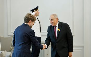 Փաշինյանը հրաժեշտի հանդիպում է ունեցել ՀՀ–ում Ֆրանսիայի դեսպանի հետ