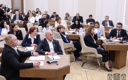 «Ո՞նց է ստացվում, որ Կոտայքում 1395 հավաստագրի իրացում է եղել՝ նախընտրում են երեւանամերձ համայնքներում ապրել»․ վիճաբանություն Ազգային ժողովում «Ո՞նց է ստացվում, որ Կոտայքում 1395 հավաստագրի իրացում է եղել՝ նախընտրում են երեւանամերձ համայնքներում ապրել»․ վիճաբանություն Ազգային ժողովում