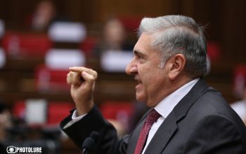 «Հայաստանի իշխանությունները որեւէ բան չեն արել՝ հույսը դնելով, որ այդ երեք երեխաների մայրը ադրբեջանցի զինված ասկյարին կվնասազերծի»․ Արթուր Խաչատրյան